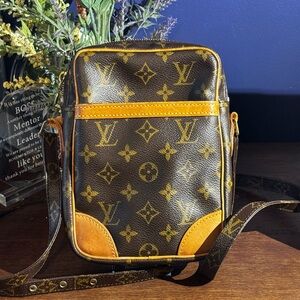 AUTHENTIC Louis Vuitton Monogram Crossbody Bag- EUC